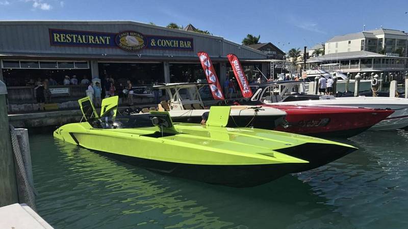 Lamborghini Aventador SV Roadster a rychlostní člun Marine Technologies MTI G6.