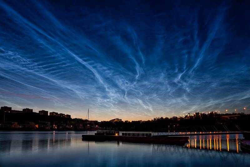 Noční svítící oblaka nad Stockholmem.