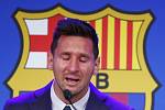 Lionel Messi v slzách potvrdil odchod z Barcelony po 21 letech.