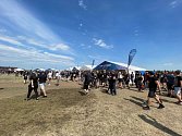 Do Letňan odpoledne mířily tisíce fanoušků tvrdé muziky. V rámci jednodenního festivalu Prague Rocks v areálu letiště v pražských Letňanech vystoupí šestice kapel. Hlavním tahákem je americká formace Metallica