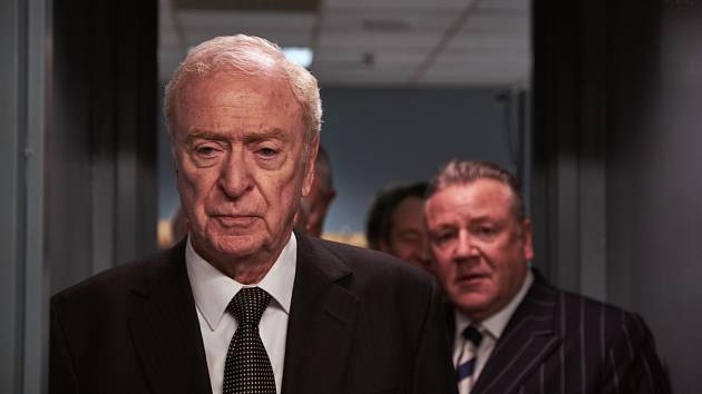 Americký herec Michael Caine ve filmu Králové zlodějů