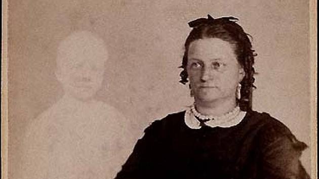 Viktoriánské duchařské snímky byly populární záležitostí konce 19. a začátku 20. století. Na snímku amerického fotografa Williama H. Mumlera paní Frenchová s "duchem" dítěte