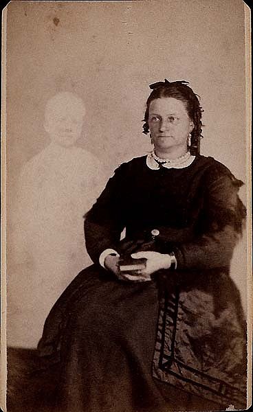 Viktoriánské duchařské snímky byly populární záležitostí konce 19. a začátku 20. století. Na snímku amerického fotografa Williama H. Mumlera paní Frenchová s "duchem" dítěte