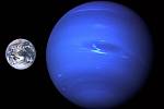 Země (vlevo) a Neptun.