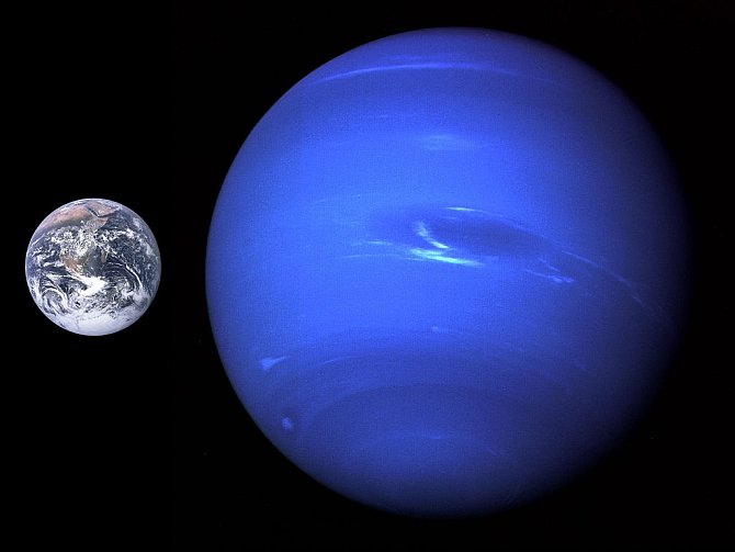 Země (vlevo) a Neptun.