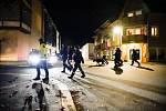 Policie na místě činu po útoku v norském Kongsbergu 13. října 2021. Muž ozbrojený lukem a šípy zabil několik lidí