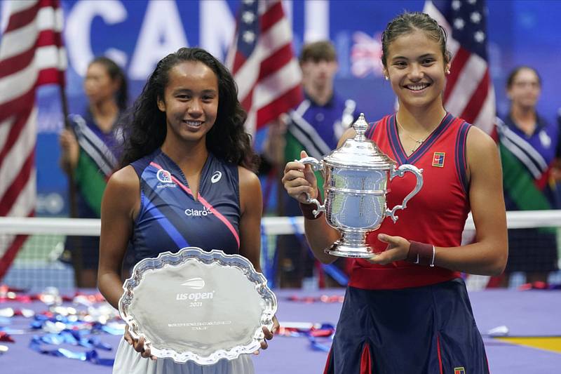 Osmnáctiletá Britka Emma Raducanuová (vpravo) se stala první tenistkou, která získala grandslamový titul po postupu z kvalifikace. Ve finále US Open zvítězila nad o rok starší Kanaďankou Leylah Fernandezovou (vlevo) po setech 6:4 a 6:3
