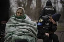 Zdrcená ukrajinská policistka (vpravo) během ruské invaze. Ilustrační foto.
