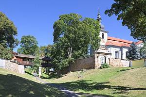 V roce 1890 prý po setmění vycházela z vejprnického kostela sv. Vojtěcha tajemná záře, jakoby se uvnitř svítilo. Uvnitř však nikdo nebyl a kromě matného světélka věčné lampy byla kostelní loď zhasnutá. Tajemný úkaz nebyl nikdy objasněn