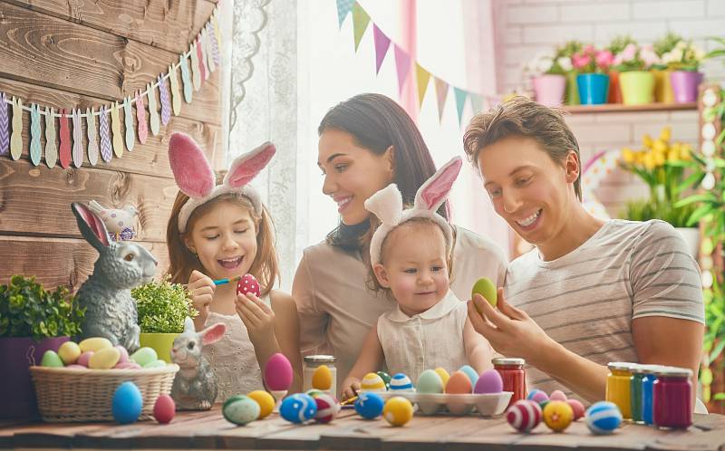 Zapojte o Velikonocích do výzdoby celou rodinu. Má to svá pozitiva.