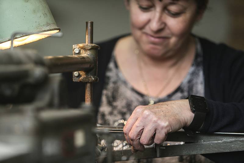 Výroba heligonek a akordeonů ve firmě Delicia  Hořovicích na Berounsku