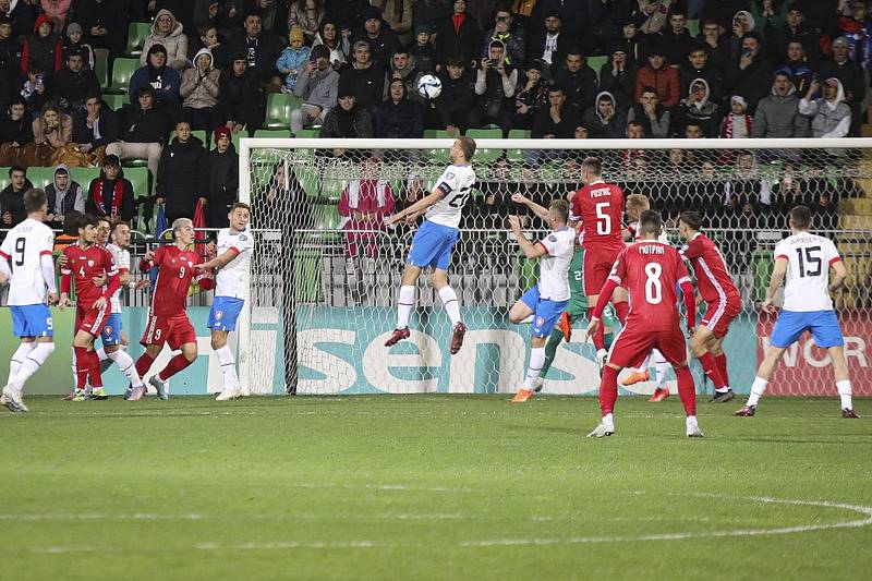 Zápas českých fotbalistů v Moldavsku, hlavičkuje Tomáš Souček.