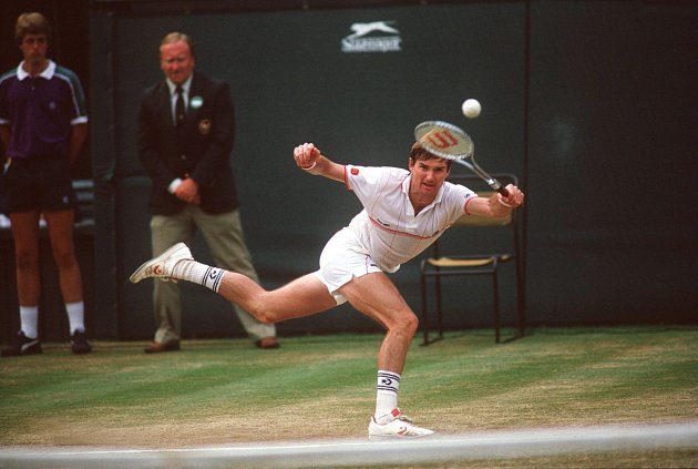 Americký tenista Jimmy Connors ve Wimbledonu v roce 1985.