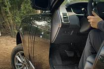 Modernizovaný Range Rover dostal systém All-Terrain Progress  Control, který vylepšuje terénní schopnosti vozu.