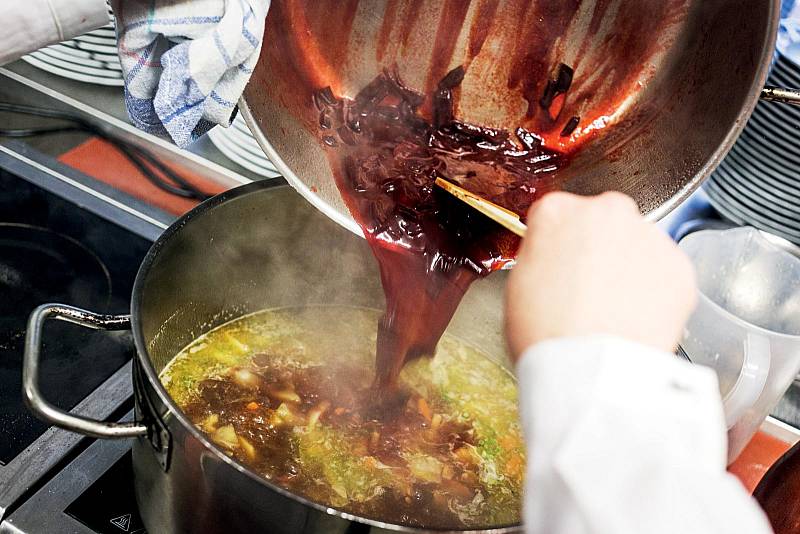 V oblíbených Lokálech skupiny Ambiente boršč nevaří šéfkuchaři, ale uklízečky. Není divu, obvykle pocházejí z Ukrajiny.
