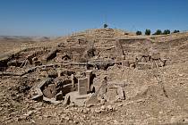 Zbytky neolitického chrámu Göbekli Tepe v Turecku