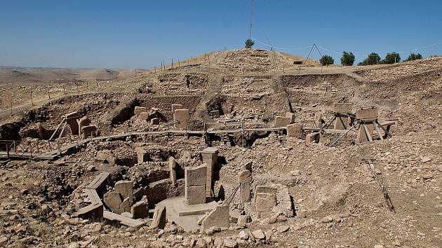 Zbytky neolitického chrámu Göbekli Tepe v Turecku