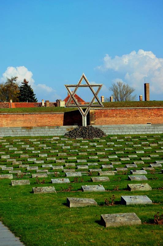 Město Terezín založil na konci osmnáctého století Josef II., dnes je však známé především jako bývalý internační tábor židovského obyvatelstva za druhé světové války. Předtím město sloužilo jako pevnost a vězení.