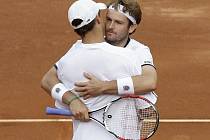 Deblový pár Mardy Fish, Mike Bryan uchoval Američanům naději na postup do finále Davis Cupu.