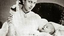 Královna Alexandra Dánská, manželka britského krále Eduarda VII., s jejich prvorozeným synem Albertem Viktorem.