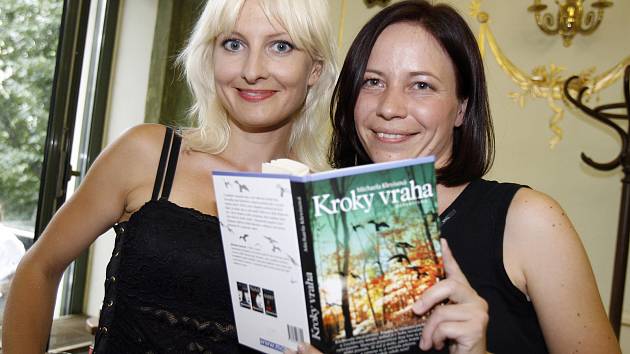 Spisovatelka Barbara Nesvadbová (na snímku vlevo) představila v knihkupectví Kanzelsberger na Václavském náměstí v Praze společně s autorkou Michaelou Klevisovou (na snímku vpravo)  český detektivní román Kroky vraha.