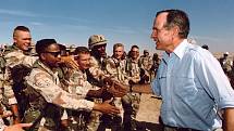 Prezident Bush při návštěvě amerických jednotek v Saúdské Arábii na den díkuvzdání, 1990