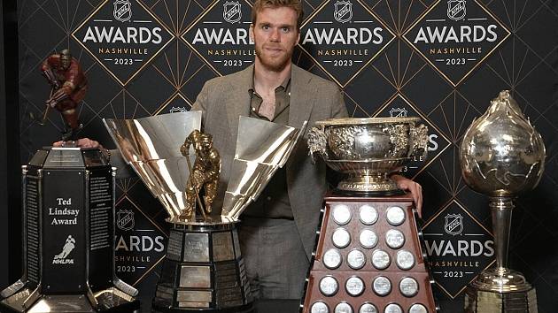 Kanadská superstar Connor McDavid ovládl letošní předávání cen NHL.