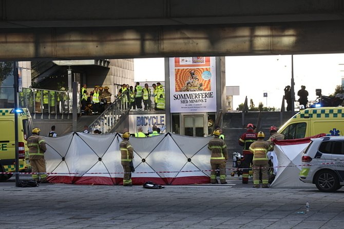 Záchranáři, policisté a hasiči zasahují na místě střelby v nákupním centru v dánské Kodani, 3. července 2022.