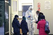 Pražská Fakultní nemocnice Královské Vinohrady testovala 24. prosince 2020 dopoledne zájemce o antigenní testy na covid-19
