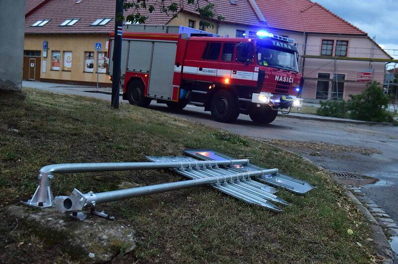 Bouřková fronta, která 1. července 2022 večer přešla přes jih Moravy, za sebou zanechala polámané stromy i poškozené střechy. Na snímku zasahují hasiči ve Valticích na Břeclavsku.