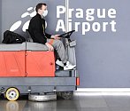 Letiště Václava Havla v Praze (na snímku z 16. března 2020) je jediné v ČR, které mohou v souvislosti s šířením koronaviru využívat cestující komerčních přeshraničních letů