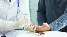 K orientačnímu vyšetření na cukrovku postačí odběr krve z prstu a jeho změření pomocí tzv. glukometru