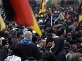 V německých Drážďanech se dnes konala první demonstrace hnutí Přímá demokracie pro Evropu (DDfE), které vytvořili bývalí členové vedení protiislámské Pegidy.