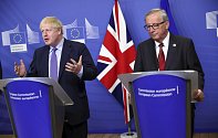 Britský premiér Boris Johnson (vlevo) a předseda Evropské komise Jean-Claude Juncker na tiskové konferenci v Bruselu 17. října 2019