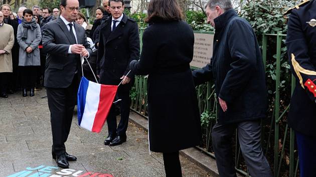 Francouzský prezident François Hollande dnes uctil památku 17 obětí teroristických útoků z loňského ledna.
