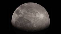 Největší měsíc Sluneční soustavy Ganymedes.