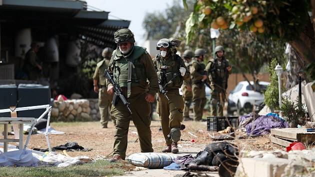 Izraelští vojáci procházejí kibucem Kfar Aza, který se stal terčem útoku palestinského hnutí Hamás. Ilustrační snímek