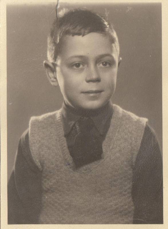 Asaf Auerbach, foto do pasu před odjezdem do Anglie v roce 1939