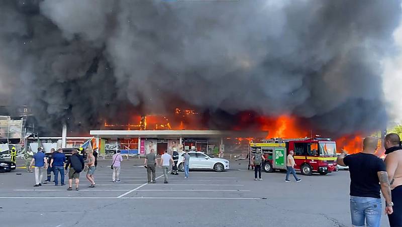 Nákupní centrum v ukrajinském Kremenčuku v plamenech poté, co ho zasáhla ruská raketa.