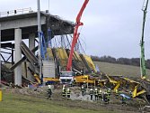 Na severovýchodě Slovenska u obce Kurimany nedaleko Spišské Nové Vsi se v sobotu odpoledne zřítil rozestavěný most přes budovanou dálnici.