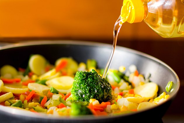 Před samotným vařením je třeba si říct, jaká bude zhruba délka a teplota úpravy. Na rychlé orestování zeleniny lze použít i méně stabilní tuky.