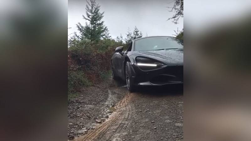 McLaren 720S v terénu.