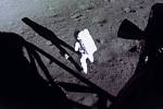Zostřený záběr Neila Armstronga, sbírajícího vzorky měsíční horniny