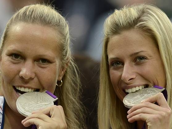 Andrea Hlaváčková (vlevo) s Lucií Hradeckou testují kvalitu olympijského stříbra.