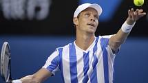 Tomáš Berdych na podání při semifinále Australian Open