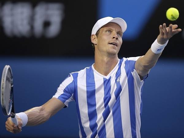 Tomáš Berdych na podání při semifinále Australian Open