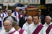 Na 2000 lidí se v katedrále ve francouzském Rouenu sešlo na smutečním obřadu za kněze Jacquesa Hamela, kterého při mši v nedalekém městečku Saint-Étienne-du-Rouvray zavraždili islamisté.