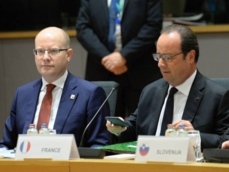 Český premiér Bohuslav Sobotka (vlevo) a končící francouzský prezident Francois Hollande.