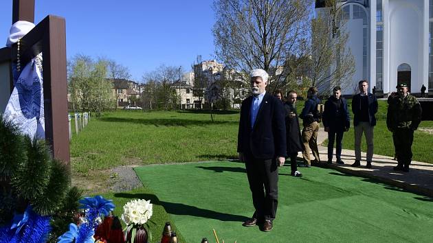 Český prezident Pavel Pavel v Buči u místa, kde byly pohřbeny oběti ruské invaze