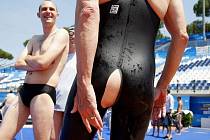 Novinář agentury Reuters Ian Simpson si vyzkoušel superplavky, které mají na svém kontě několik světových rekordů. Před startem závodu novinářů mu však nevydržel šev na nové kombinéze.